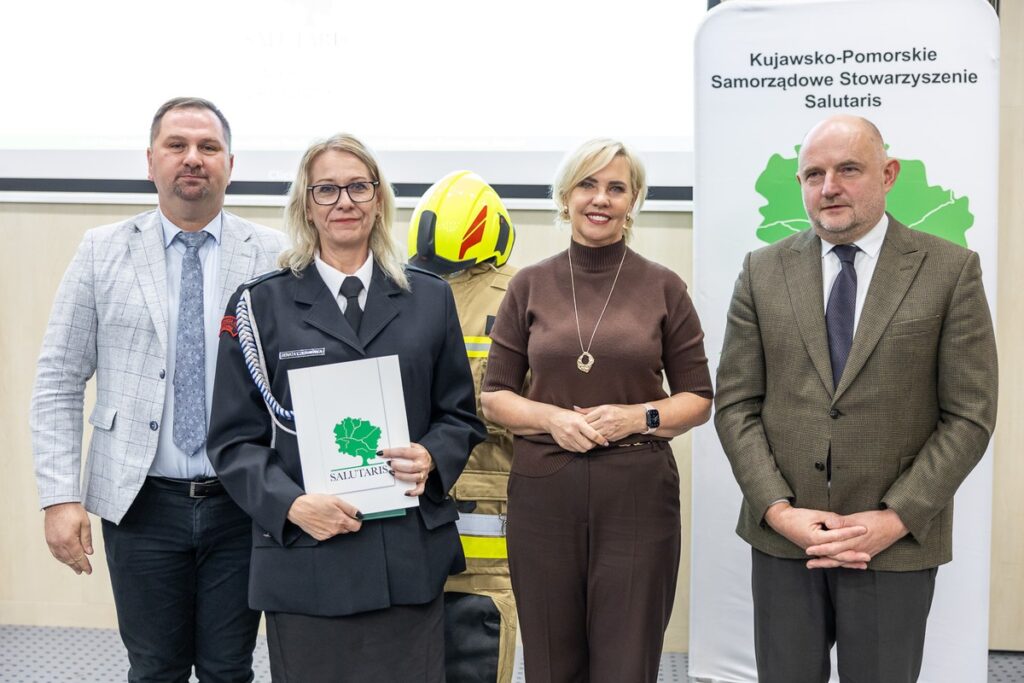 Przekazanie sprzętu dla OSP od Stowarzyszenia Salutaris, fot. Szymon Zdziebło/tarantoga.pl dla UMWKP