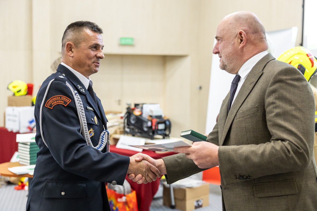 Handover of equipment for Volunteer Fire Departments (OSP) from the Salutaris Association, photo by Szymon Zdziebło / tarantoga.pl for UMWKP