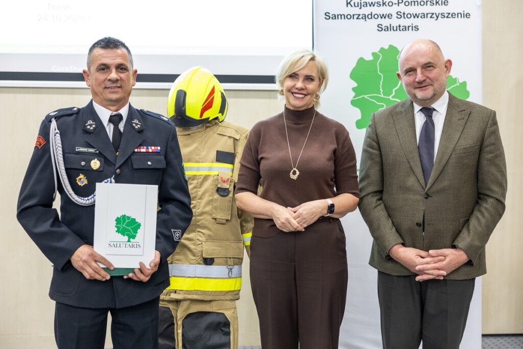Przekazanie sprzętu dla OSP od Stowarzyszenia Salutaris, fot. Szymon Zdziebło/tarantoga.pl dla UMWKP