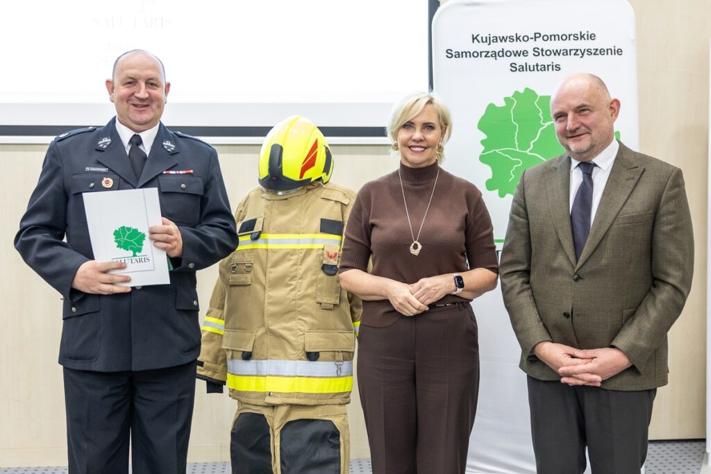 Przekazanie sprzętu dla OSP od Stowarzyszenia Salutaris, fot. Szymon Zdziebło/tarantoga.pl dla UMWKP