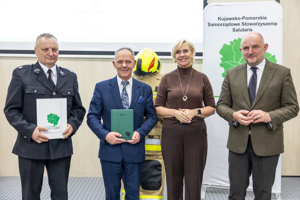 Przekazanie sprzętu dla OSP od Stowarzyszenia Salutaris, fot. Szymon Zdziebło/tarantoga.pl dla UMWKP