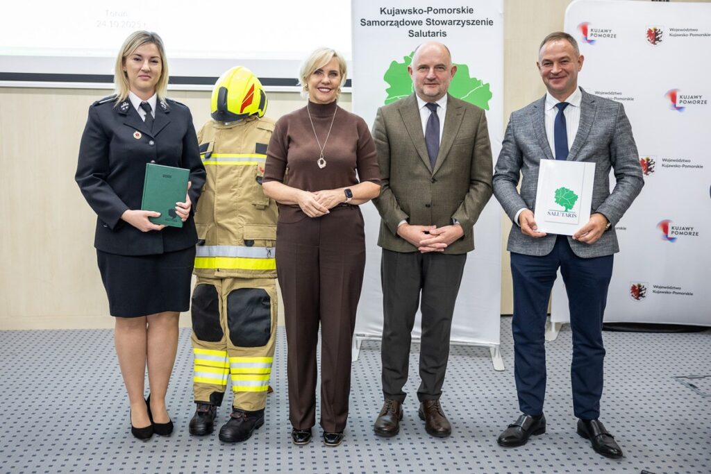 Przekazanie sprzętu dla OSP od Stowarzyszenia Salutaris, fot. Szymon Zdziebło/tarantoga.pl dla UMWKP