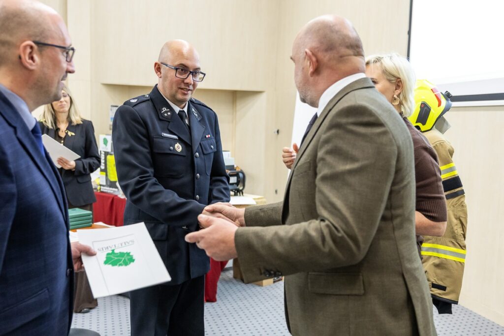 Przekazanie sprzętu dla OSP od Stowarzyszenia Salutaris, fot. Szymon Zdziebło/tarantoga.pl dla UMWKP