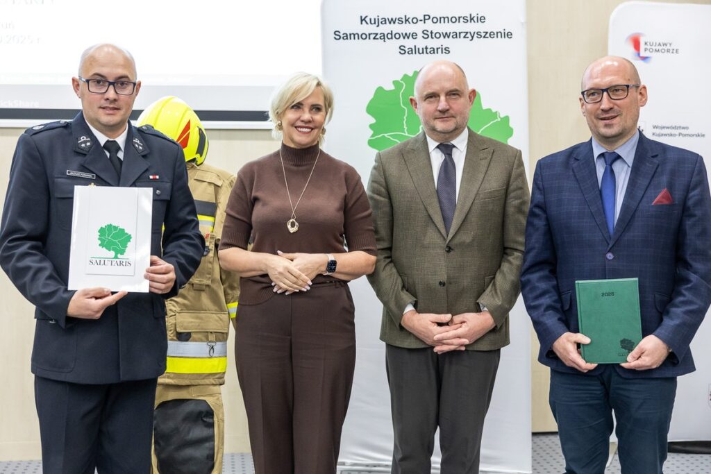 Przekazanie sprzętu dla OSP od Stowarzyszenia Salutaris, fot. Szymon Zdziebło/tarantoga.pl dla UMWKP