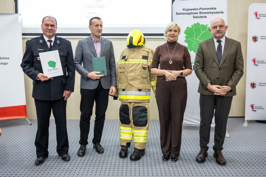 Przekazanie sprzętu dla OSP od Stowarzyszenia Salutaris, fot. Szymon Zdziebło/tarantoga.pl dla UMWKP