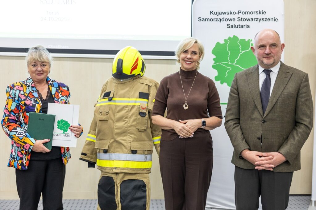 Przekazanie sprzętu dla OSP od Stowarzyszenia Salutaris, fot. Szymon Zdziebło/tarantoga.pl dla UMWKP