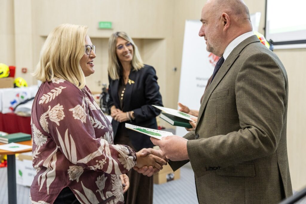 Przekazanie sprzętu dla OSP od Stowarzyszenia Salutaris, fot. Szymon Zdziebło/tarantoga.pl dla UMWKP