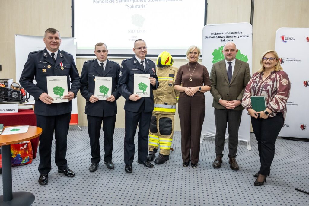Przekazanie sprzętu dla OSP od Stowarzyszenia Salutaris, fot. Szymon Zdziebło/tarantoga.pl dla UMWKP