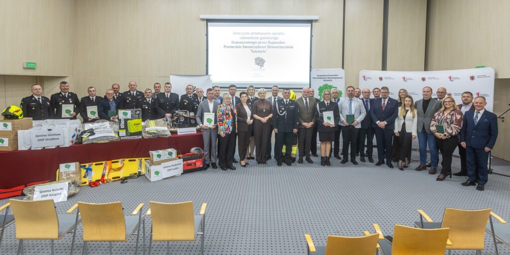 Przekazanie sprzętu dla OSP od Stowarzyszenia Salutaris, fot. Szymon Zdziebło/tarantoga.pl dla UMWKP