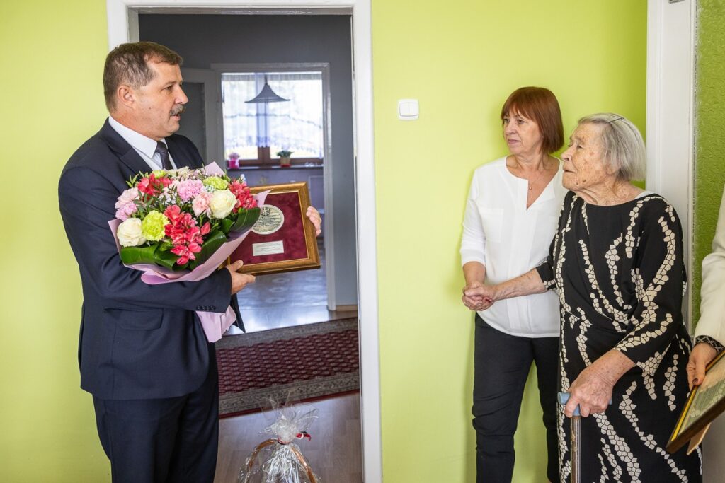Awarding the Unitas Durat medal to Zygmuncia Jasieniecka, photo by Szymon Zdziebło/tarantoga.pl for UMWKP