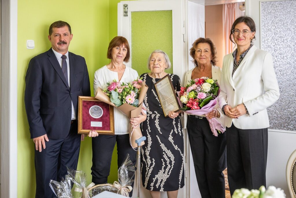Awarding the Unitas Durat medal to Zygmuncia Jasieniecka, photo by Szymon Zdziebło/tarantoga.pl for UMWKP