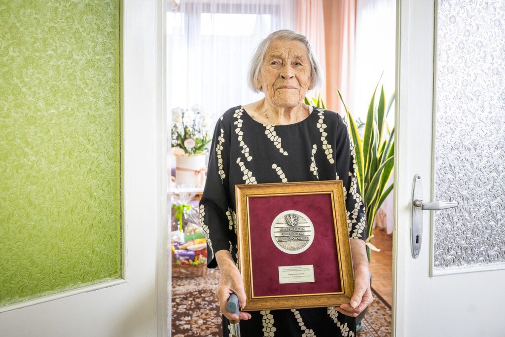 Awarding the Unitas Durat medal to Zygmuncia Jasieniecka, photo by Szymon Zdziebło/tarantoga.pl for UMWKP