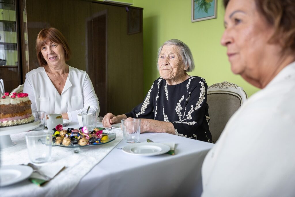 Awarding the Unitas Durat medal to Zygmuncia Jasieniecka, photo by Szymon Zdziebło/tarantoga.pl for UMWKP