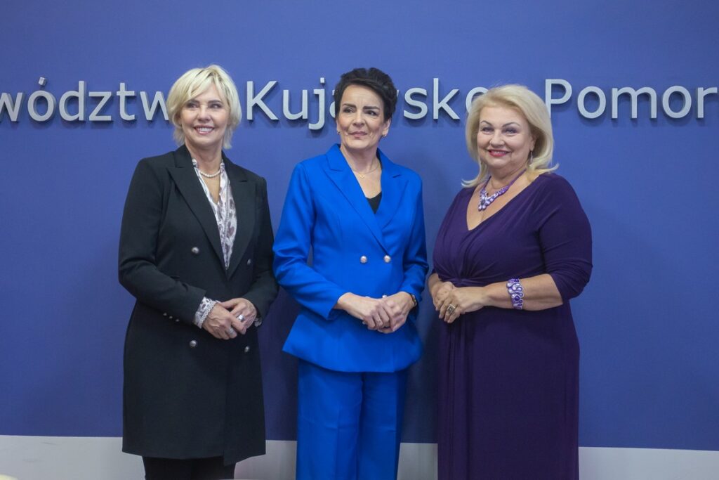 Wręczenie nagrody dla najlepszej terapeutki zajęciowej. Fot. Mikołaj Kuras dla UMWKP