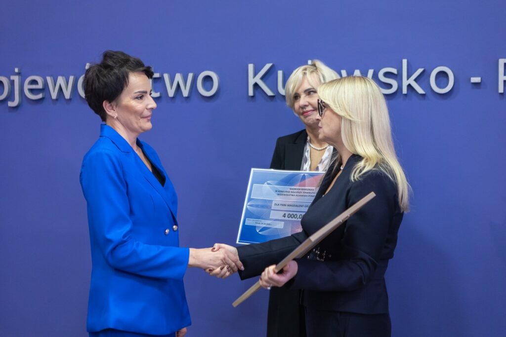 Wręczenie nagrody dla najlepszej terapeutki zajęciowej. Fot. Mikołaj Kuras dla UMWKP