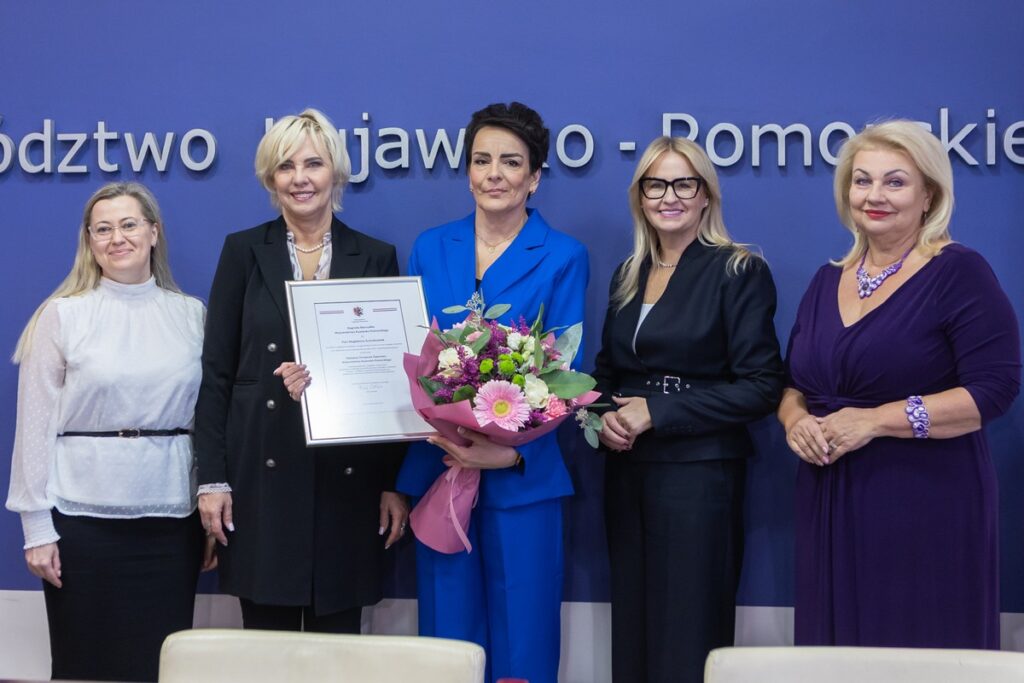 Wręczenie nagrody dla najlepszej terapeutki zajęciowej. Fot. Mikołaj Kuras dla UMWKP