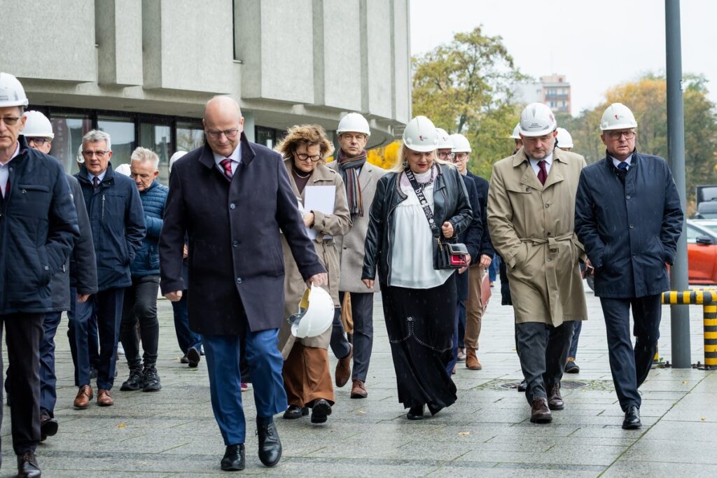 Uczestnicy Forum Samorządowego na placu rozbudowy opery, fot. Tomasz Czachorowski dla UMWKP