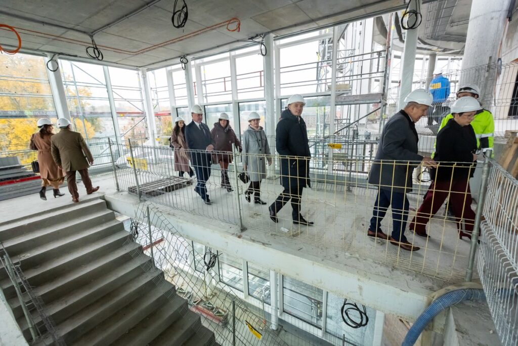 Uczestnicy Forum Samorządowego na placu rozbudowy opery, fot. Tomasz Czachorowski dla UMWKP