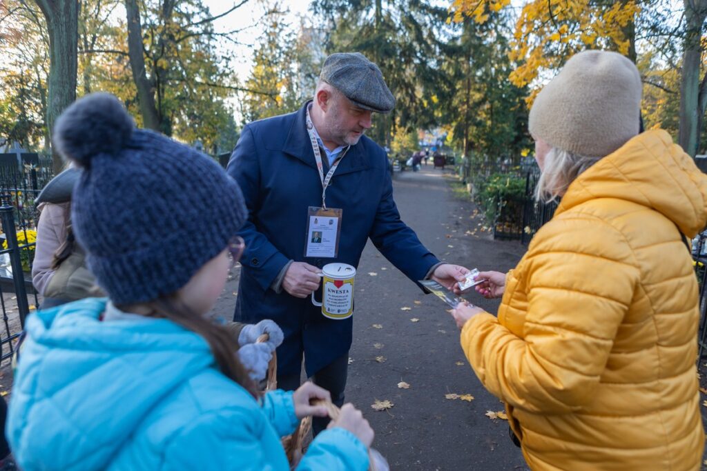 Kwesta na toruńskim cmentarzu św. Jerzego w Toruniu, fot. Mikołaj Kuras dla UMWKP Fundraising at St. George’s Cemetery in Toruń, photo by Mikołaj Kuras for the UMWKP