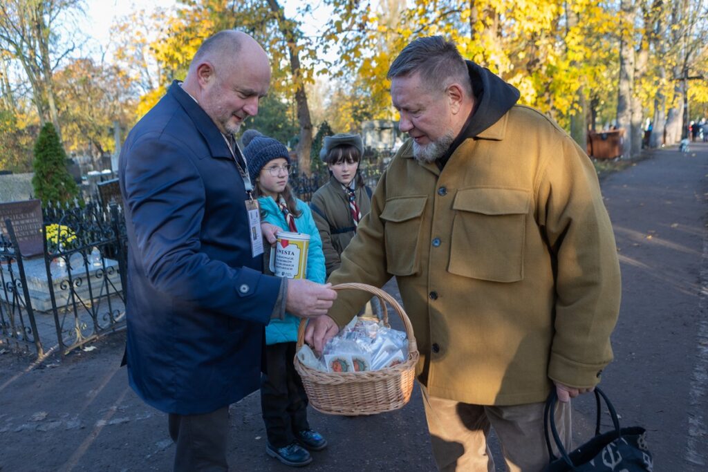 Kwesta na toruńskim cmentarzu św. Jerzego w Toruniu, fot. Mikołaj Kuras dla UMWKP Fundraising at St. George’s Cemetery in Toruń, photo by Mikołaj Kuras for the UMWKP