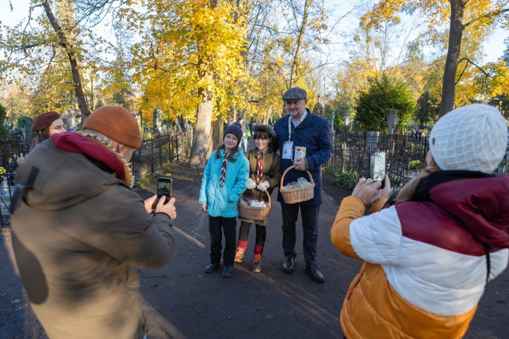 Kwesta na toruńskim cmentarzu św. Jerzego w Toruniu, fot. Mikołaj Kuras dla UMWKP Fundraising at St. George’s Cemetery in Toruń, photo by Mikołaj Kuras for the UMWKP