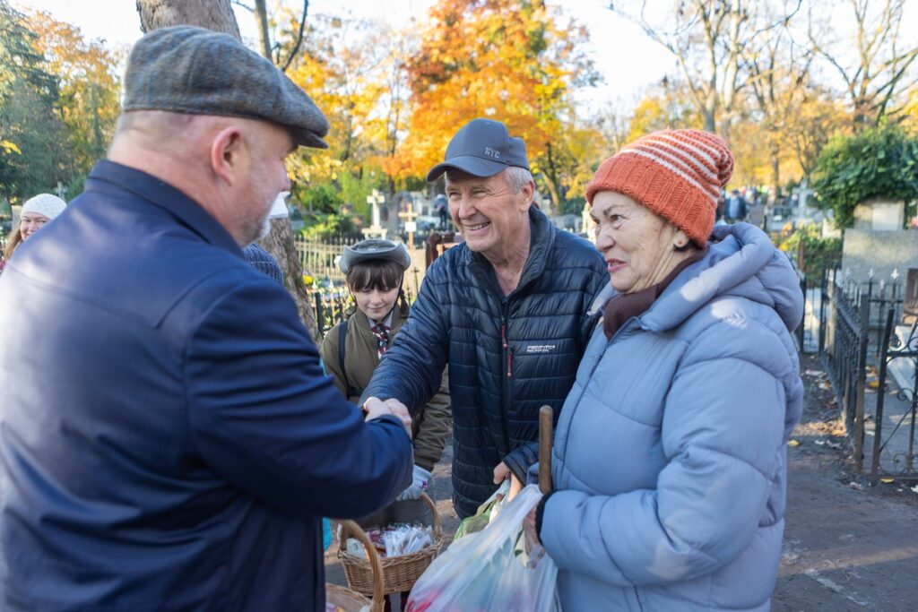 Kwesta na toruńskim cmentarzu św. Jerzego w Toruniu, fot. Mikołaj Kuras dla UMWKP Fundraising at St. George’s Cemetery in Toruń, photo by Mikołaj Kuras for the UMWKP