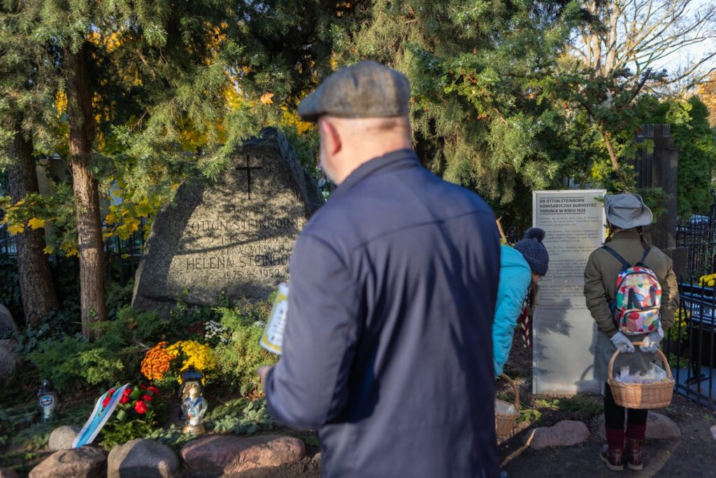 Kwesta na toruńskim cmentarzu św. Jerzego w Toruniu, fot. Mikołaj Kuras dla UMWKP Fundraising at St. George’s Cemetery in Toruń, photo by Mikołaj Kuras for the UMWKP