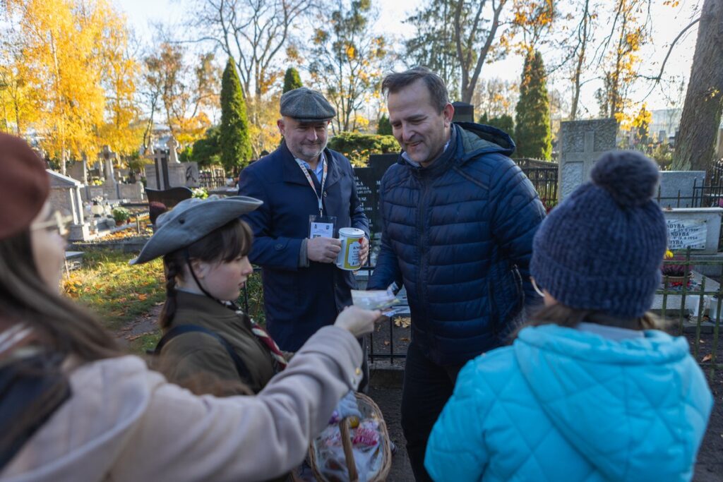 Kwesta na toruńskim cmentarzu św. Jerzego w Toruniu, fot. Mikołaj Kuras dla UMWKP Fundraising at St. George’s Cemetery in Toruń, photo by Mikołaj Kuras for the UMWKP