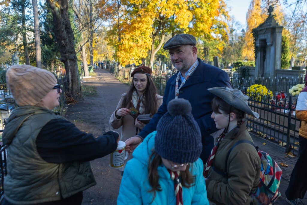 Kwesta na toruńskim cmentarzu św. Jerzego w Toruniu, fot. Mikołaj Kuras dla UMWKP Fundraising at St. George’s Cemetery in Toruń, photo by Mikołaj Kuras for the UMWKP