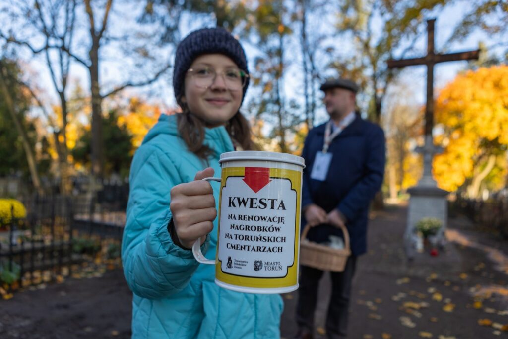 Kwesta na toruńskim cmentarzu św. Jerzego w Toruniu, fot. Mikołaj Kuras dla UMWKP Fundraising at St. George’s Cemetery in Toruń, photo by Mikołaj Kuras for the UMWKP