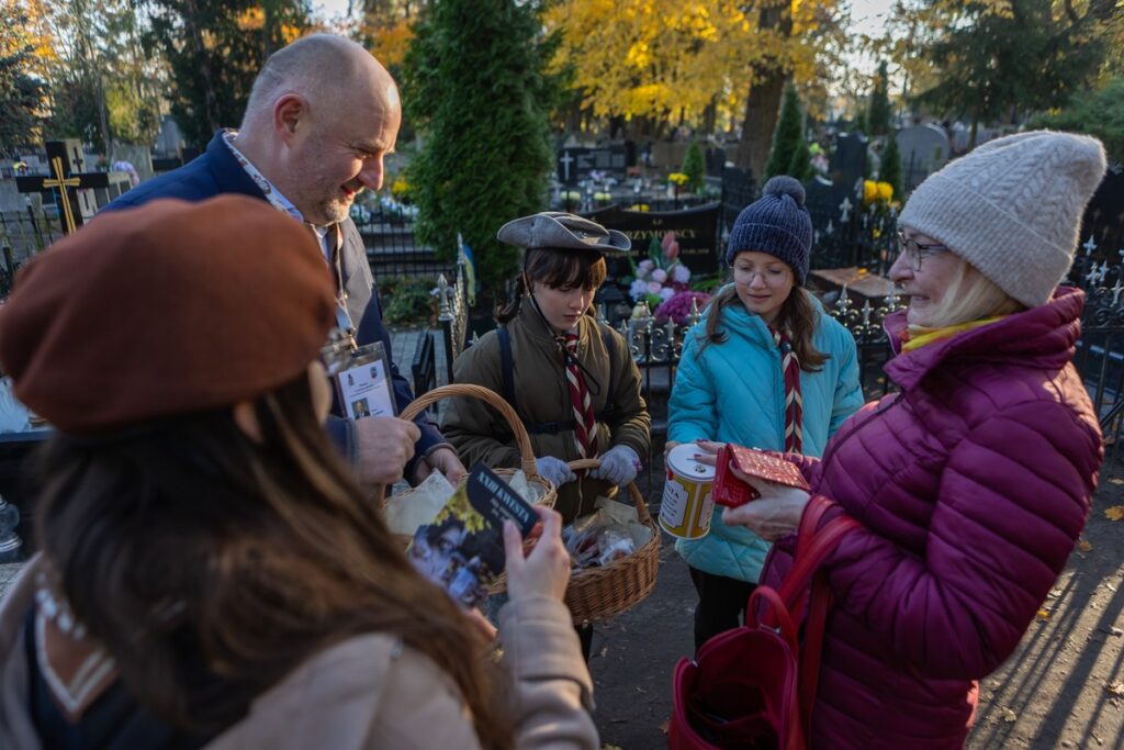 Kwesta na toruńskim cmentarzu św. Jerzego w Toruniu, fot. Mikołaj Kuras dla UMWKP Fundraising at St. George’s Cemetery in Toruń, photo by Mikołaj Kuras for the UMWKP