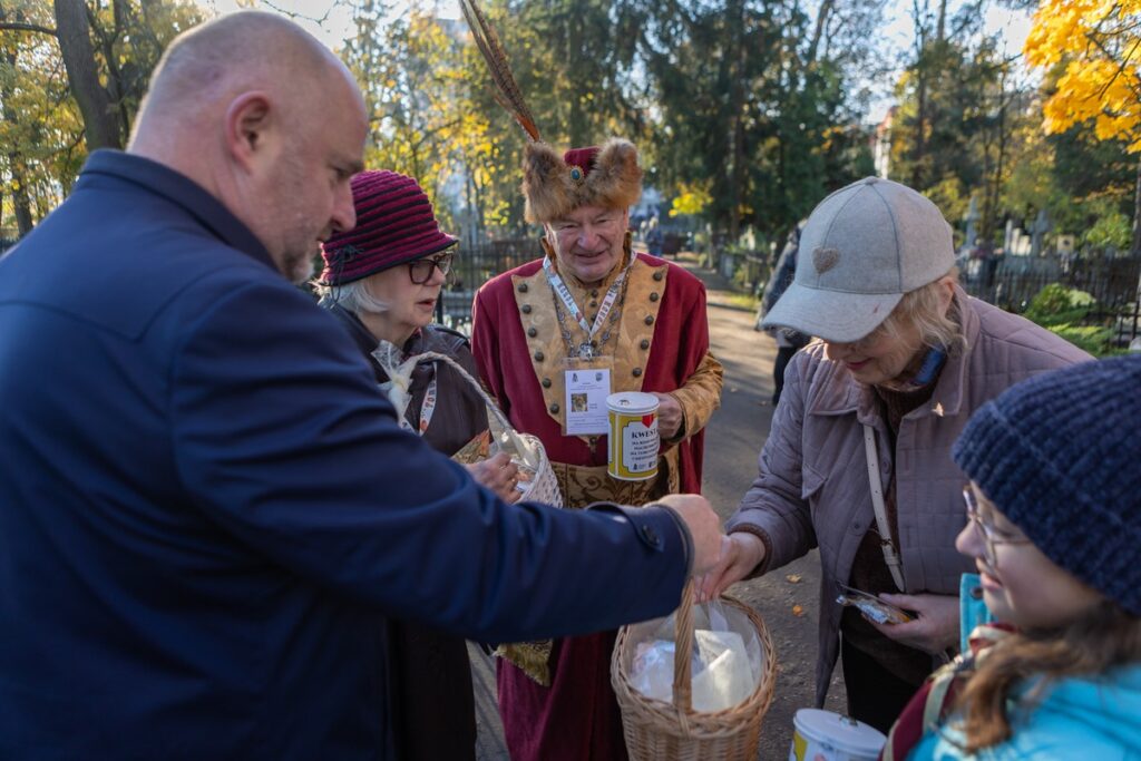 Kwesta na toruńskim cmentarzu św. Jerzego w Toruniu, fot. Mikołaj Kuras dla UMWKP Fundraising at St. George’s Cemetery in Toruń, photo by Mikołaj Kuras for the UMWKP