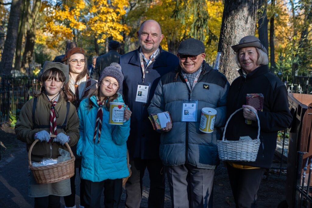 Kwesta na toruńskim cmentarzu św. Jerzego w Toruniu, fot. Mikołaj Kuras dla UMWKP Fundraising at St. George’s Cemetery in Toruń, photo by Mikołaj Kuras for the UMWKP