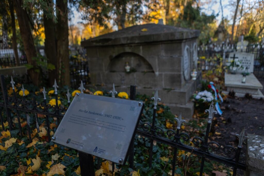 Kwesta na toruńskim cmentarzu św. Jerzego w Toruniu, fot. Mikołaj Kuras dla UMWKP Fundraising at St. George’s Cemetery in Toruń, photo by Mikołaj Kuras for the UMWKP