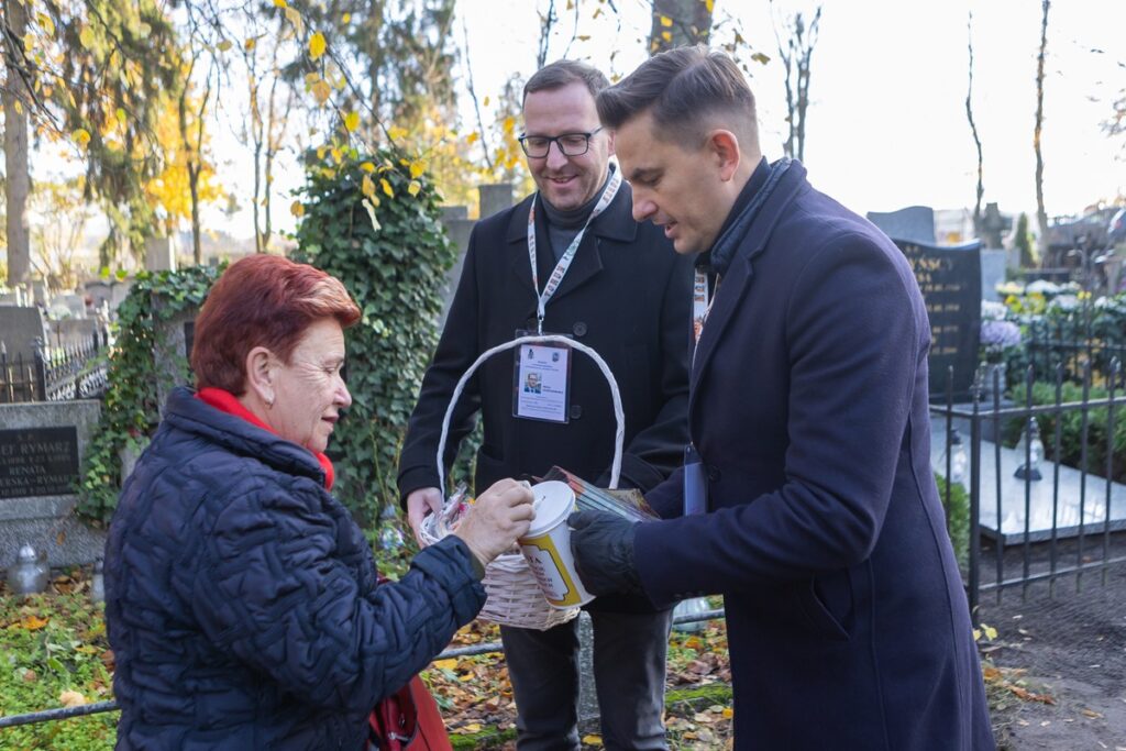 Kwesta na toruńskim cmentarzu św. Jerzego w Toruniu, fot. Mikołaj Kuras dla UMWKP Fundraising at St. George’s Cemetery in Toruń, photo by Mikołaj Kuras for the UMWKP