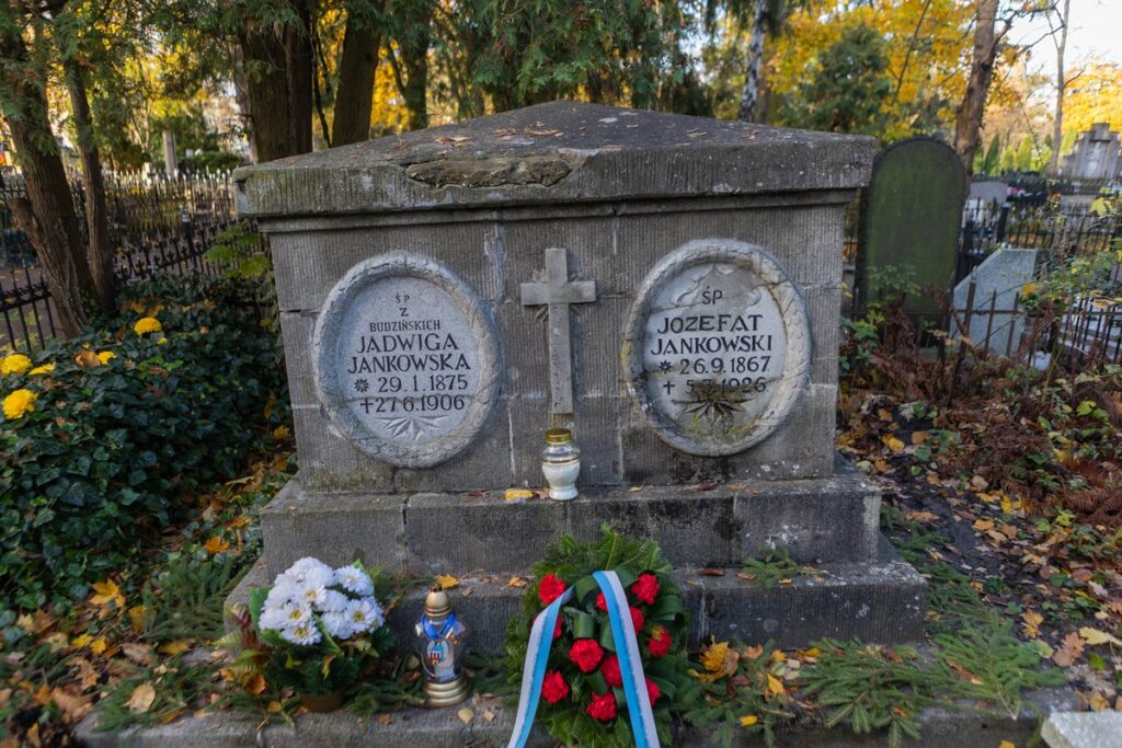 Kwesta na toruńskim cmentarzu św. Jerzego w Toruniu, fot. Mikołaj Kuras dla UMWKP Fundraising at St. George’s Cemetery in Toruń, photo by Mikołaj Kuras for the UMWKP
