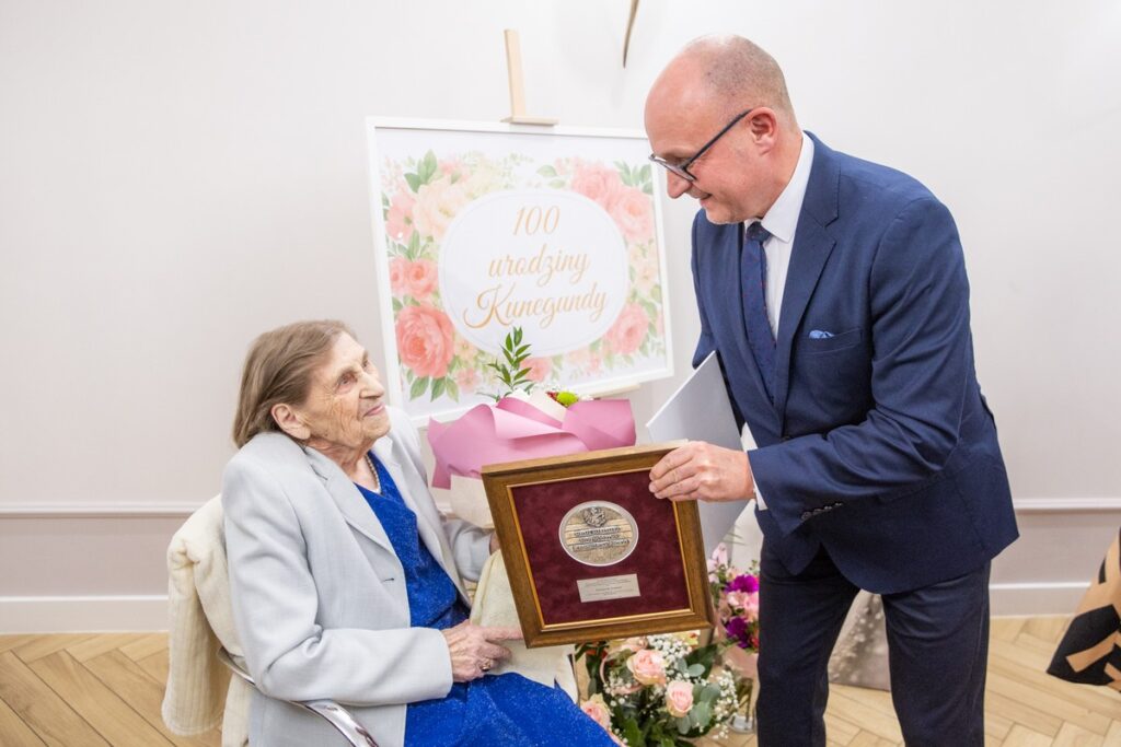 Wręczenie medalu Unitas Durat Kunegundzie Grudzień, fot. Andrzej Goiński/UMWKP