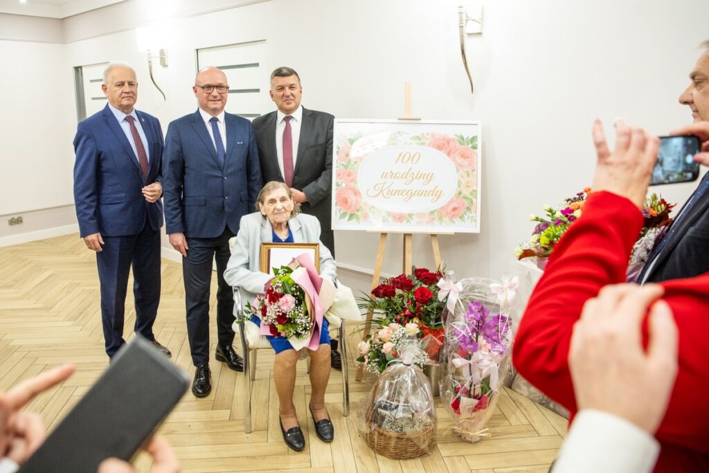 Wręczenie medalu Unitas Durat Kunegundzie Grudzień, fot. Andrzej Goiński/UMWKP