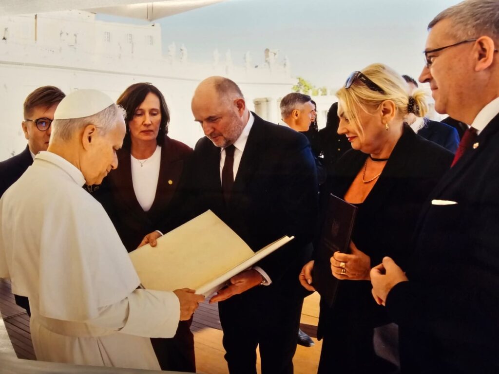 Marszałek Piotr Całbecki i towarzyszące mu osoby podczas audiencji generalnej w Watykanie, 12 listopada 2025, fot. UMWKP