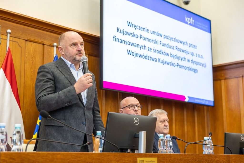 Wręczenie umów pożyczek pomocowych KPFR, fot. Szymon Zdziebło/tarantoga.pl dla UMWKP