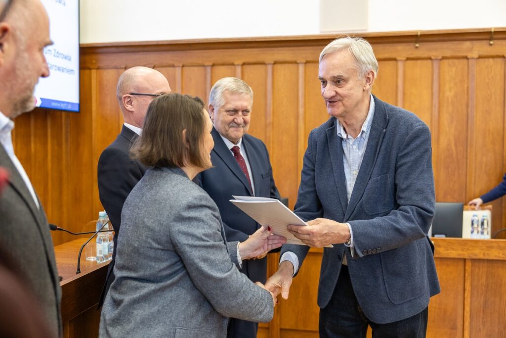 Wręczenie umów pożyczek pomocowych KPFR, fot. Szymon Zdziebło/tarantoga.pl dla UMWKP