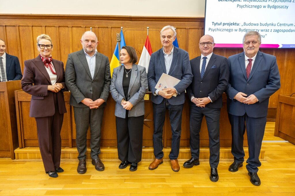 Wręczenie umów pożyczek pomocowych KPFR, fot. Szymon Zdziebło/tarantoga.pl dla UMWKP