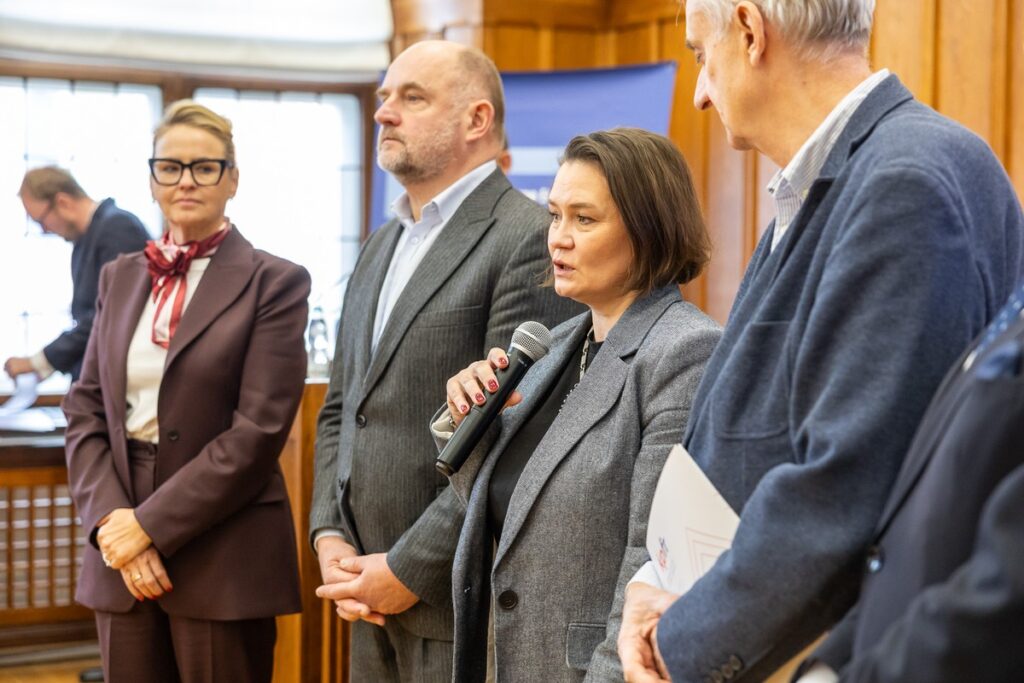 Wręczenie umów pożyczek pomocowych KPFR, fot. Szymon Zdziebło/tarantoga.pl dla UMWKP