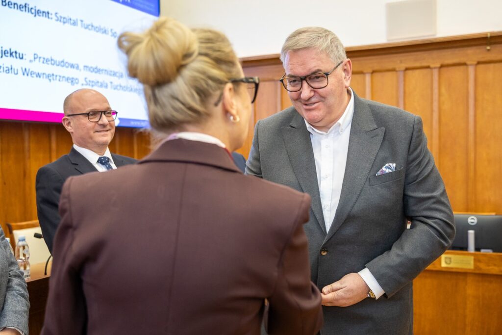 Wręczenie umów pożyczek pomocowych KPFR, fot. Szymon Zdziebło/tarantoga.pl dla UMWKP