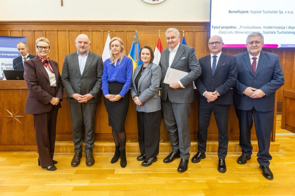 Wręczenie umów pożyczek pomocowych KPFR, fot. Szymon Zdziebło/tarantoga.pl dla UMWKP