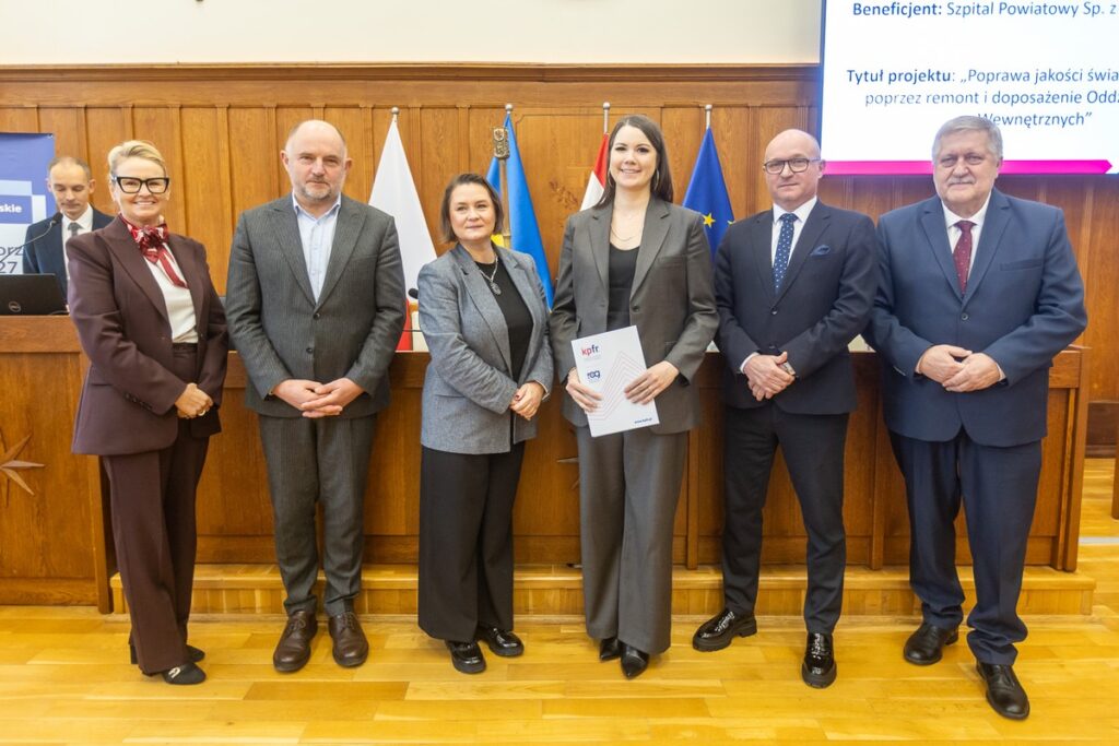 Wręczenie umów pożyczek pomocowych KPFR, fot. Szymon Zdziebło/tarantoga.pl dla UMWKP