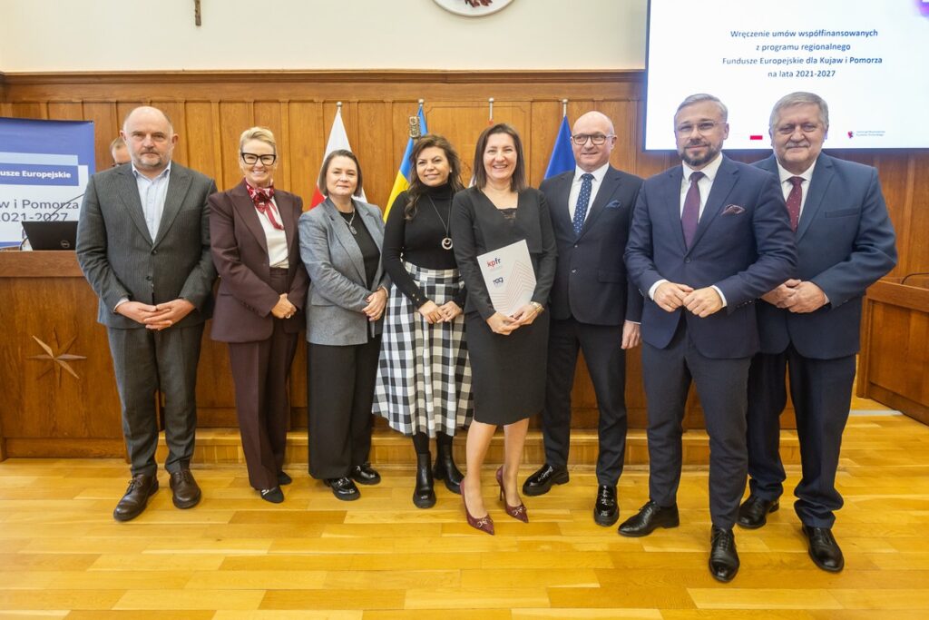 Wręczenie umów pożyczek pomocowych KPFR, fot. Szymon Zdziebło/tarantoga.pl dla UMWKP