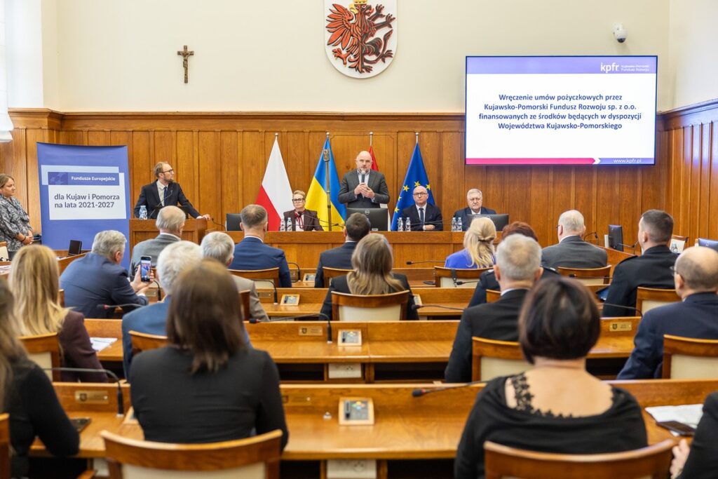 Uroczystość wręczenia umów FEdKP, 17.11.2025, fot. Szymon Zdziebło/tarantoga.pl dla UMWKP