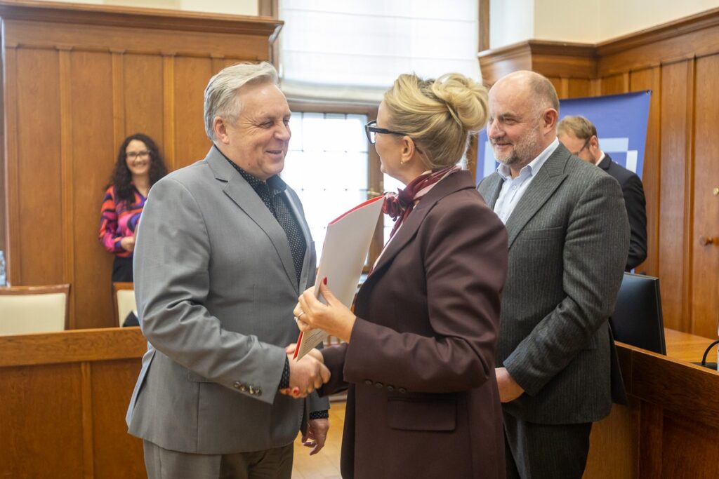 Uroczystość wręczenia umów FEdKP, 17.11.2025, fot. Szymon Zdziebło/tarantoga.pl dla UMWKP
