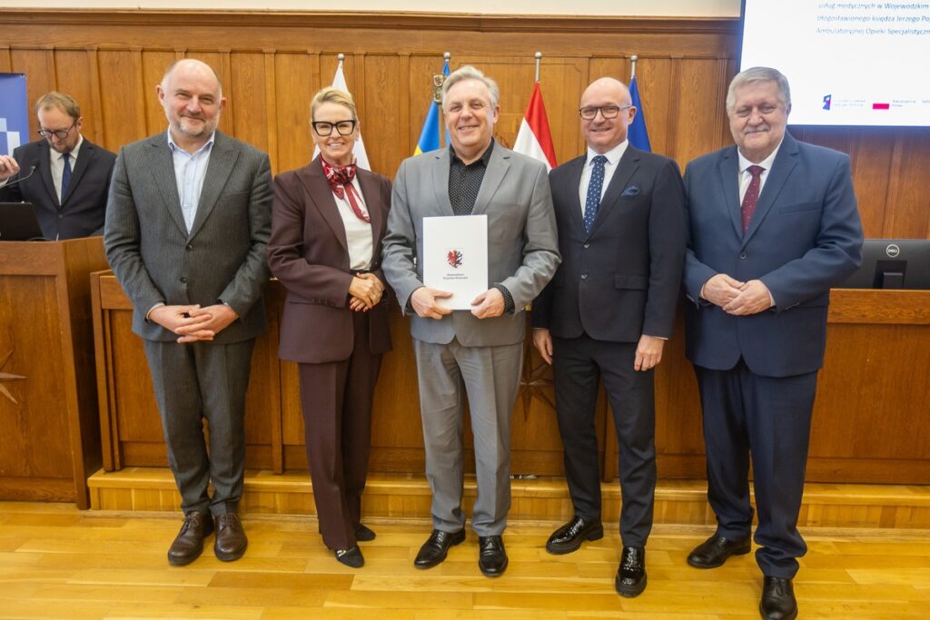 Uroczystość wręczenia umów FEdKP, 17.11.2025, fot. Szymon Zdziebło/tarantoga.pl dla UMWKP